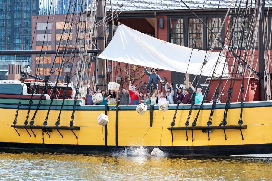 Boston: Boston Tea Party Ships and Museum Interactive Tour - Inside the museum: 3D holographic arguments in front of you