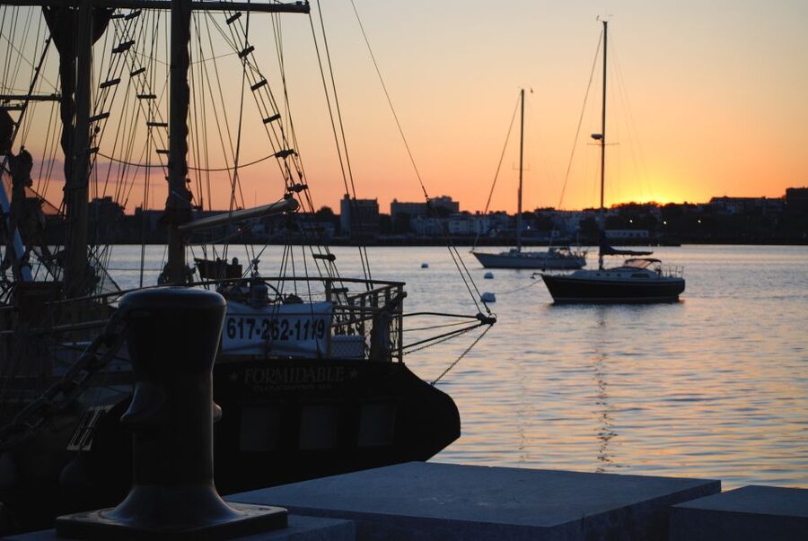 Boston: City Cruises Sunset Skyline Cruise with Commentary - Narration style: funny, fast, and designed for first-timers