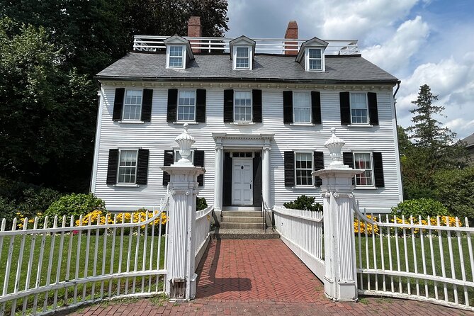 Boston Day Tour by Ferry: Salem Witch Trials Past to Present - Museum time: Salem Witch Museum vs Real Pirates Salem