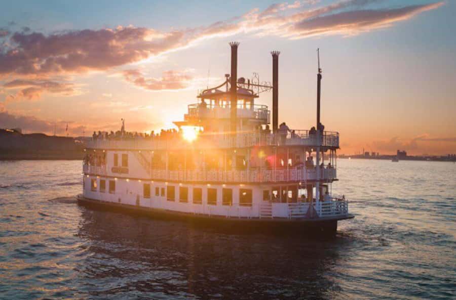 Boston Harbor: Full Moon Cruise with Champagne Option - Rowes Wharf at Night: What Makes This Full Moon Cruise Work