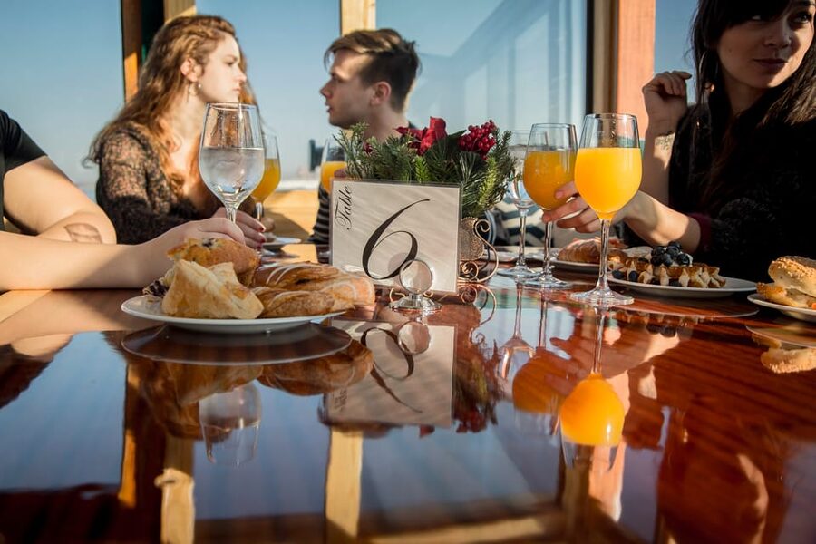 Boston Harbor: Winter Holiday Weekend Brunch Cruise - Drinks and Onboard Service: Bar Purchases and Friendly Crew Energy