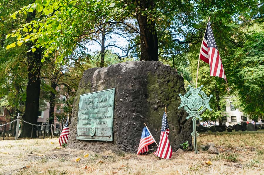 Boston's Freedom Trail: A Revolutionary Walking Tour - Copp’s Hill Burying Ground and the waterfront era transition