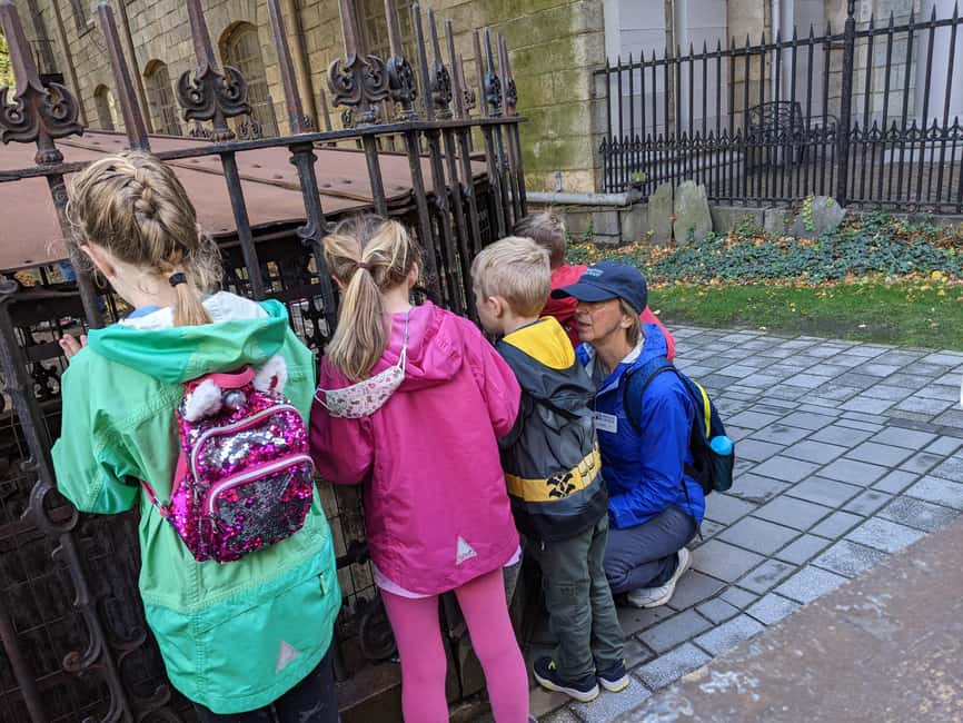 Boston Walking Tour for Children - Boston’s oldest burial ground and the first public school site