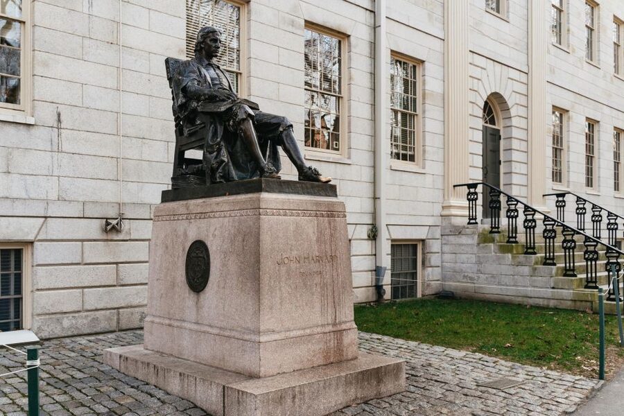 Cambridge: Harvard University Student-Guided Walking Tour - Start at Harvard Square, then walk into Harvard Yard