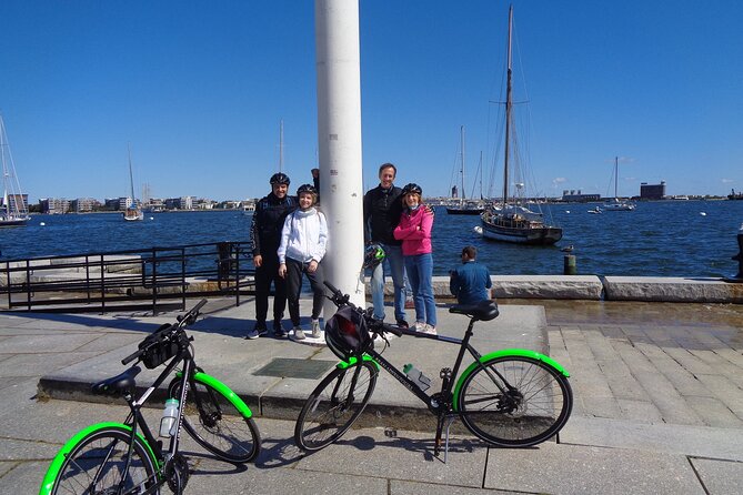 Comfort Hybrid Boston City Bike Rental - Beacon Hill Brownstones: A Quick 5-Minute Doorstep