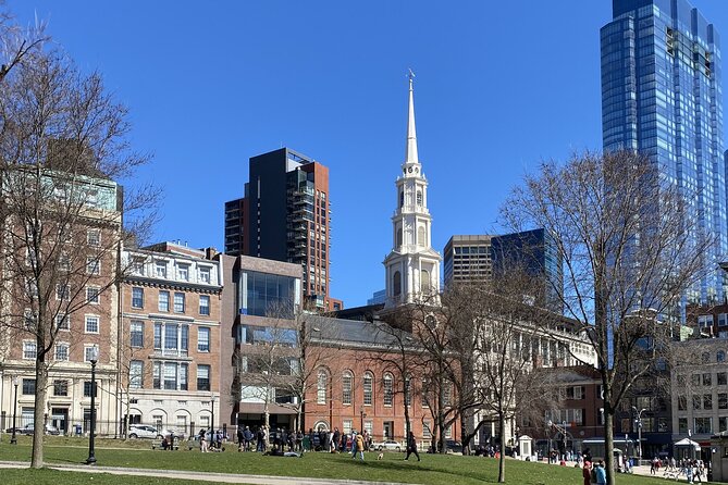 Freedom Trail Walking Tour in Boston in French - Robert Gould Shaw Memorial to Massachusetts State House: architecture that tells you who had power