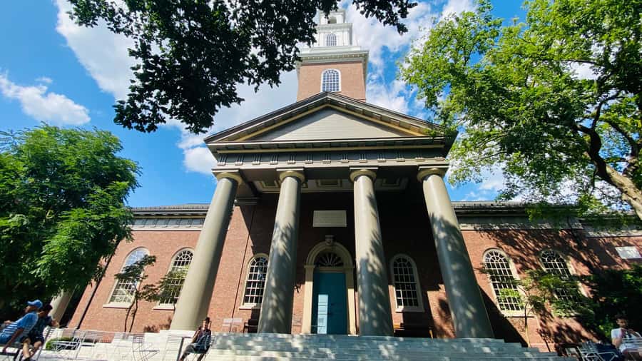 Harvard: America's oldest university - walking tour in French - Why Harvard sounds different when it is spoken in French