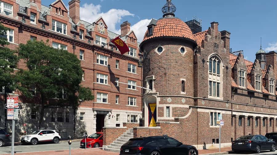 Harvard: America's oldest university - walking tour in French - Harvard Yard: the oldest campus courtyard, built for walking