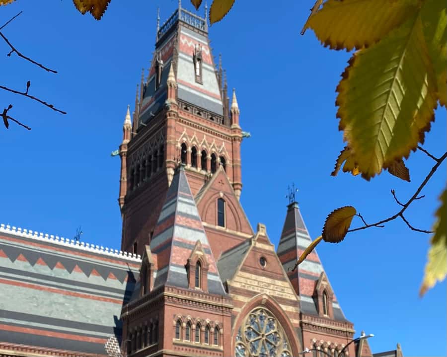 Harvard: America's oldest university - walking tour in French - The John Harvard statue: not just a name, a set of clues