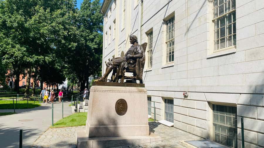 Harvard: America's oldest university - walking tour in French - Shopping moment: a quick souvenir stop that does not kill the day