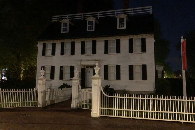 Haunted Footsteps Best Ghost & Paranormal Salem Tour - Lantern Light, Dark Humor, and a 90-Minute Walking Pace
