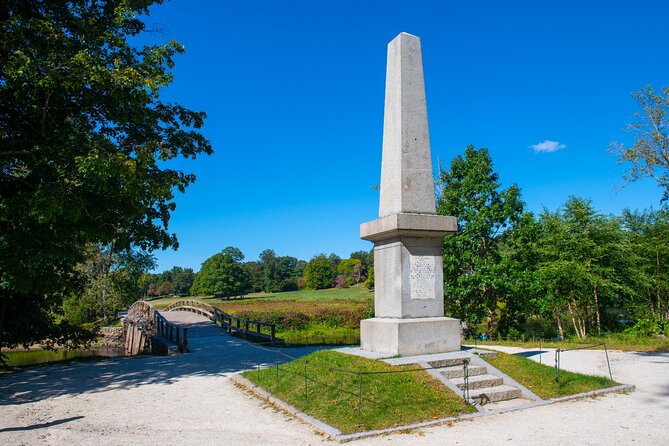 Lexington & Concord Self-Guided Driving & Walking Audio Tour - Lexington Battle Green: first shots, aftermath numbers, and pacing with traffic