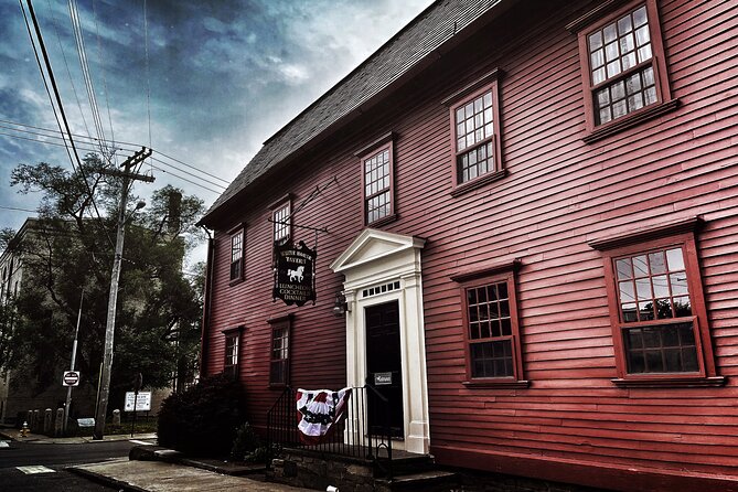 Newport Ghosts: Seaside Hauntings and Hags Tour - Stop 1: Washington Square, the courthouse-adjacent chills