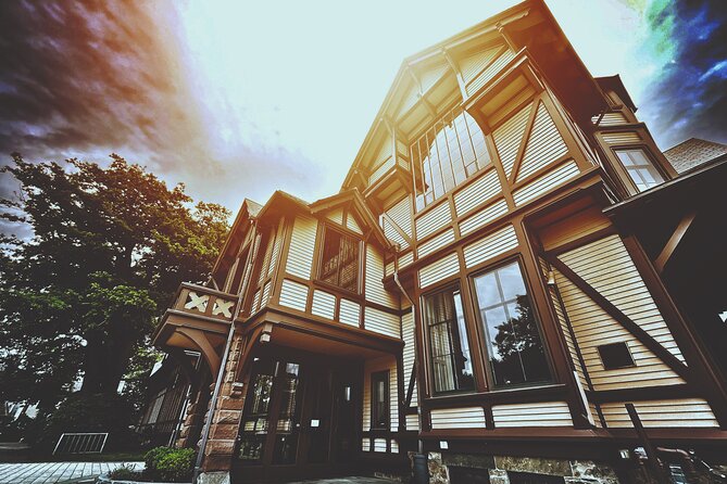 Newport Ghosts: Seaside Hauntings and Hags Tour - Stop 3: Queen Anne Square, park quiet with sunset energy