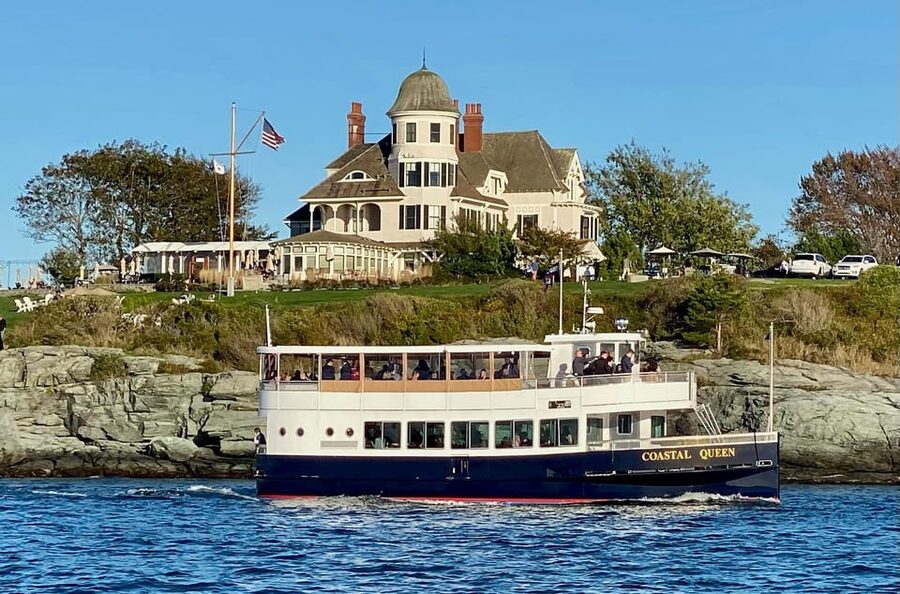 Newport, RI: Evening Cocktail Cruise of Narragansett Bay - The cocktail deal: complimentary drink plus a cash-only bar