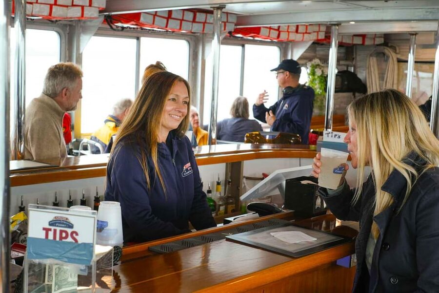 Newport, RI: Evening Cocktail Cruise of Narragansett Bay - A 75-minute sunset route around Newport and lower Narragansett Bay