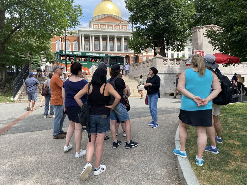 Old Boston: Beacon Hill & Back Bay Walking Tour in French - Boston Public Garden stop: where public space signals the city’s values