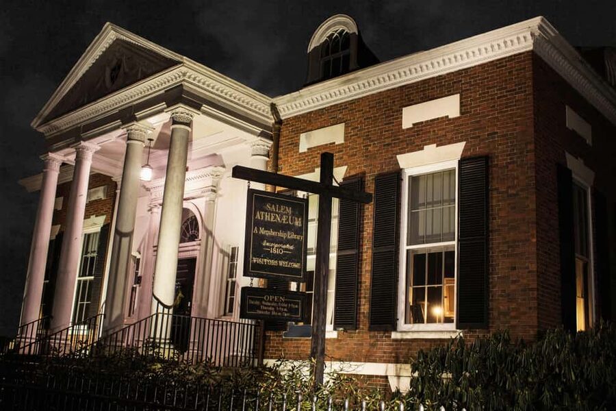 Salem Ghost Tours: Witches & Wicked Whispers - Entering The Tour: Meeting at Salem Five and Getting Oriented Fast
