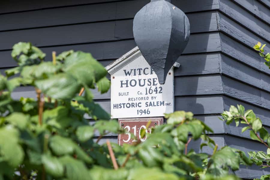Salem: Ghosts of Salem Walking Tour - Old Burying Point Cemetery: where the town turns quiet