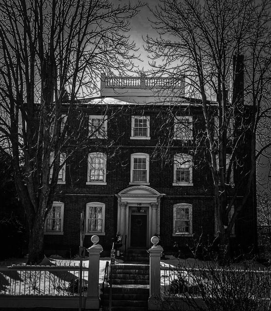 Salem, MA: Mysteries & Murder Guided Walking Tour - Rockafellas stop: a quick guided moment to connect the streets