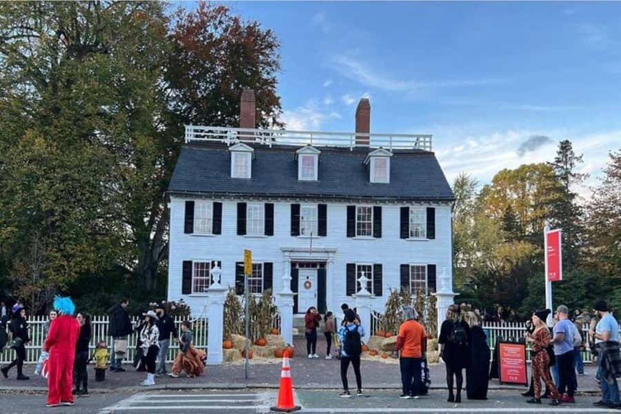 Salem: Witch Trial History and Salem Haunts Walking Tour - Entering Salem: Where the Tour Starts and What the 1-Hour Format Means